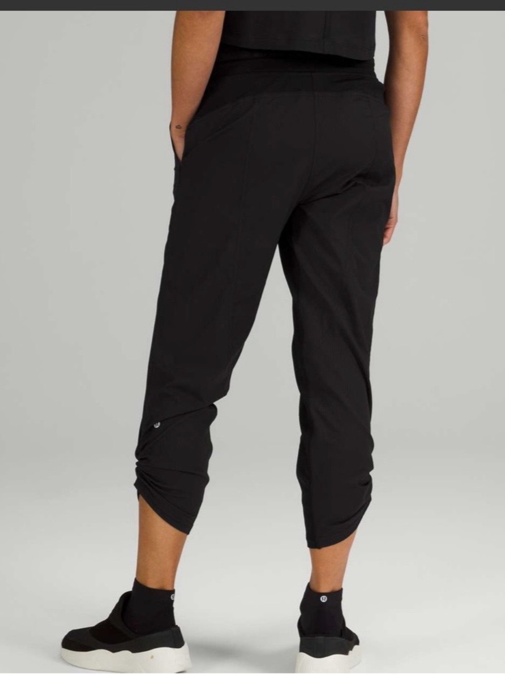 Lululemon dance studio  mid-rise  crop 23 size 4 black